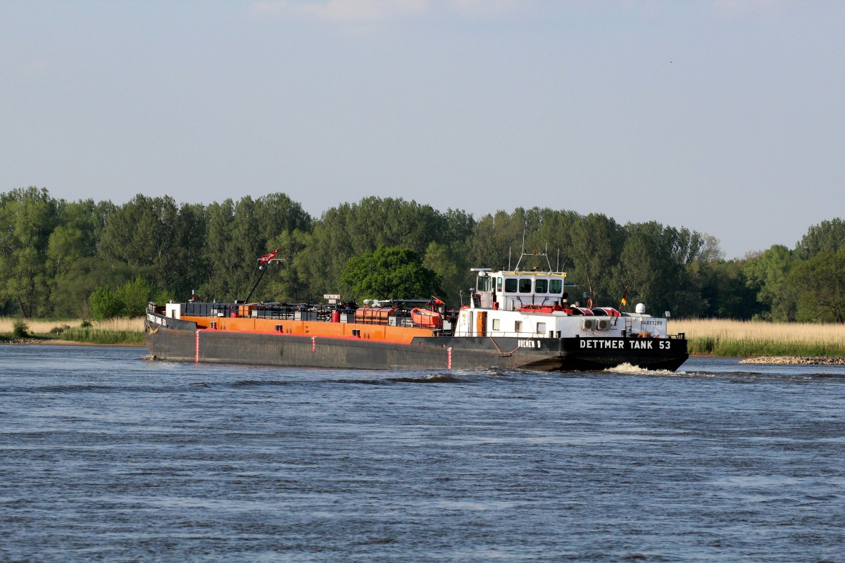 Heckansicht TMS Dettmer Tank 53 (04017280 , 80 x 9) am 25.04.2014 nach dem Passieren der Fähre Sandau auf der Elbe zu Tal.