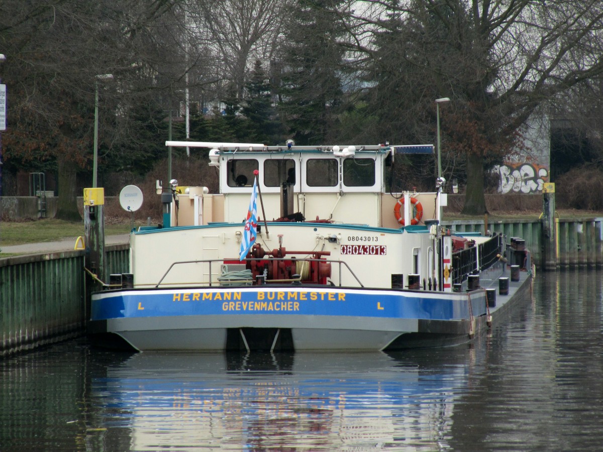 Heckansicht vom TMS Hermann Burmester (08043013) am 04.03.2014 im Spandauer Tankschiffliegehafen. 