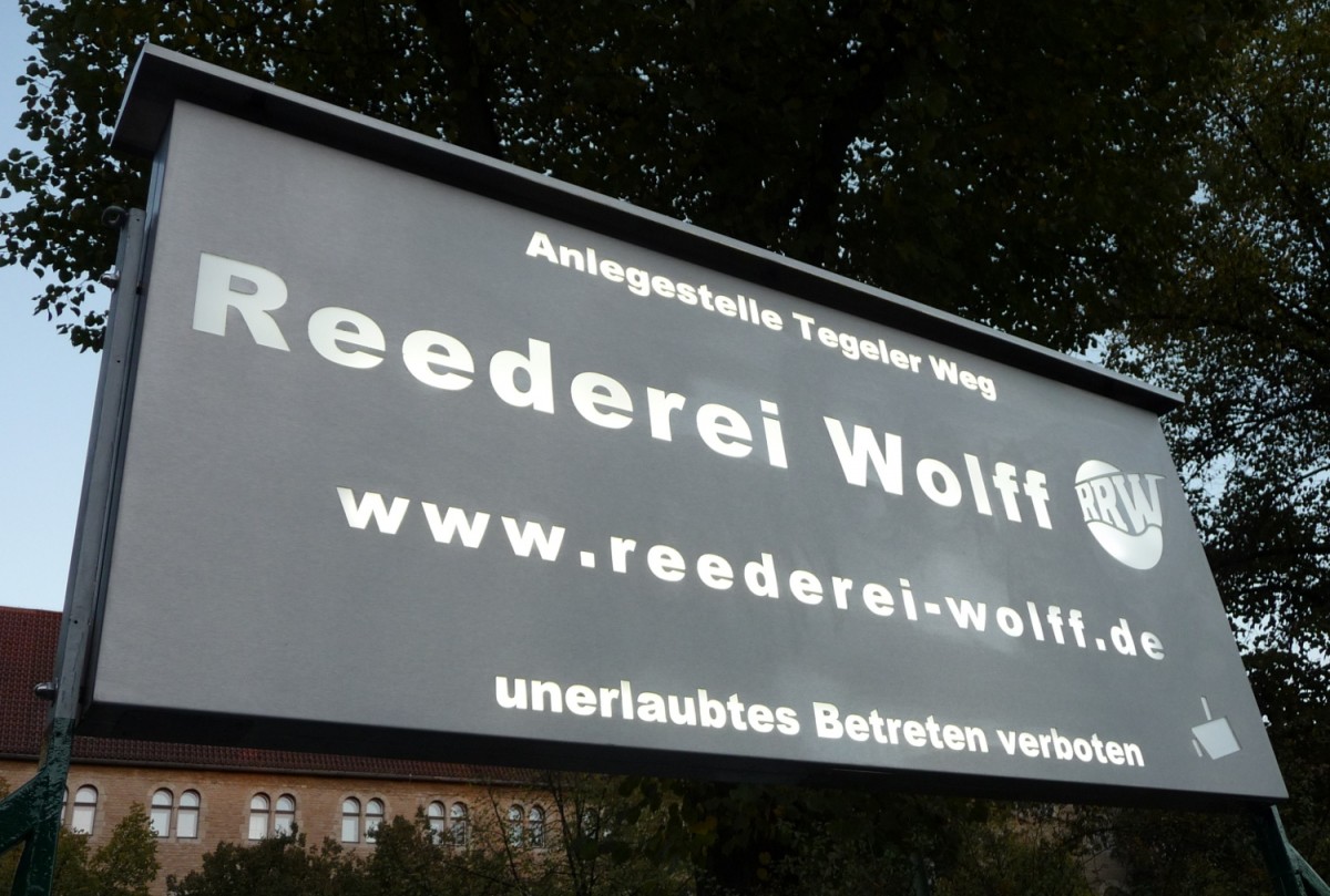 Heimathafen der Reederei Wolff (RRW) am Tegeler Weg in Berlin-Charlottenburg.

Die Anbindung von der Anlegestelle Tegeler Weg an ffentliche Verkehrsmittel (PNV) ist durch die zentrale Stadtlage besonders gut: S-/U-Bahn Jungfernheide, U-Bahn Mierendorffplatz sowie mehrere Buslinien und die Linie 109 (Zoologischer Garten) sorgen fr schnelle Verbindungen in alle Richtungen. Die Stadtautobahn A 100 mit der Auffahrt Jakob-Kaiser-Platz ist nur wenige hundert Meter entfernt. 

Am Wochenende knnen Sie direkt vor der hauseigenen Anlegestelle der Reederei Wolff (RRW) parken!