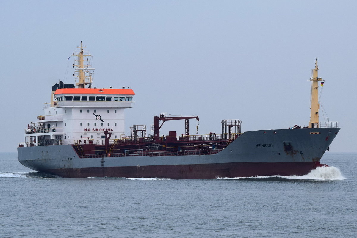 HEINRICH , Tanker , IMO 9242730 , Baujahr 2002 , 114 × 16.9m , Cuxhaven , 19.12.2018