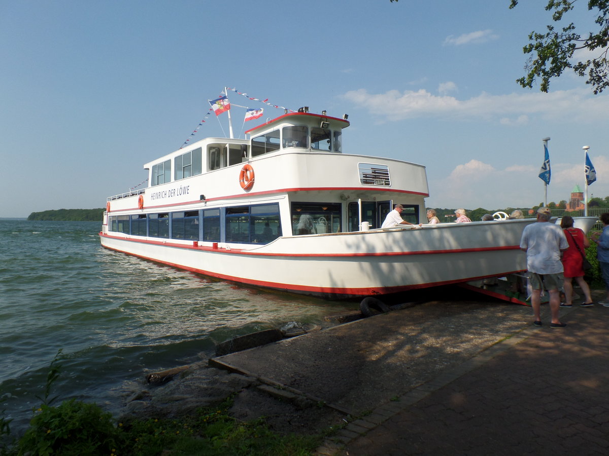 HEINRICH DER LÖWE am 23.5.2018, Ratzeburger See, Anleger Schloßwiese  /  
Binnenfahrgastschiff / Lüa 34,5 m, B 6,8 m, Tg 0,8 m / 1 Diesel, Volvo Penta,  176 kW(240 PS), 1 Schottel SRP 100 / zug. Personen: 398 / gebaut 1973 bei Lux-Werft, Mondorf / Eigner: Schiffahrt Ratzeburger See  / Flagge: Deutschland, Heimathafen: Ratzeburg  /
