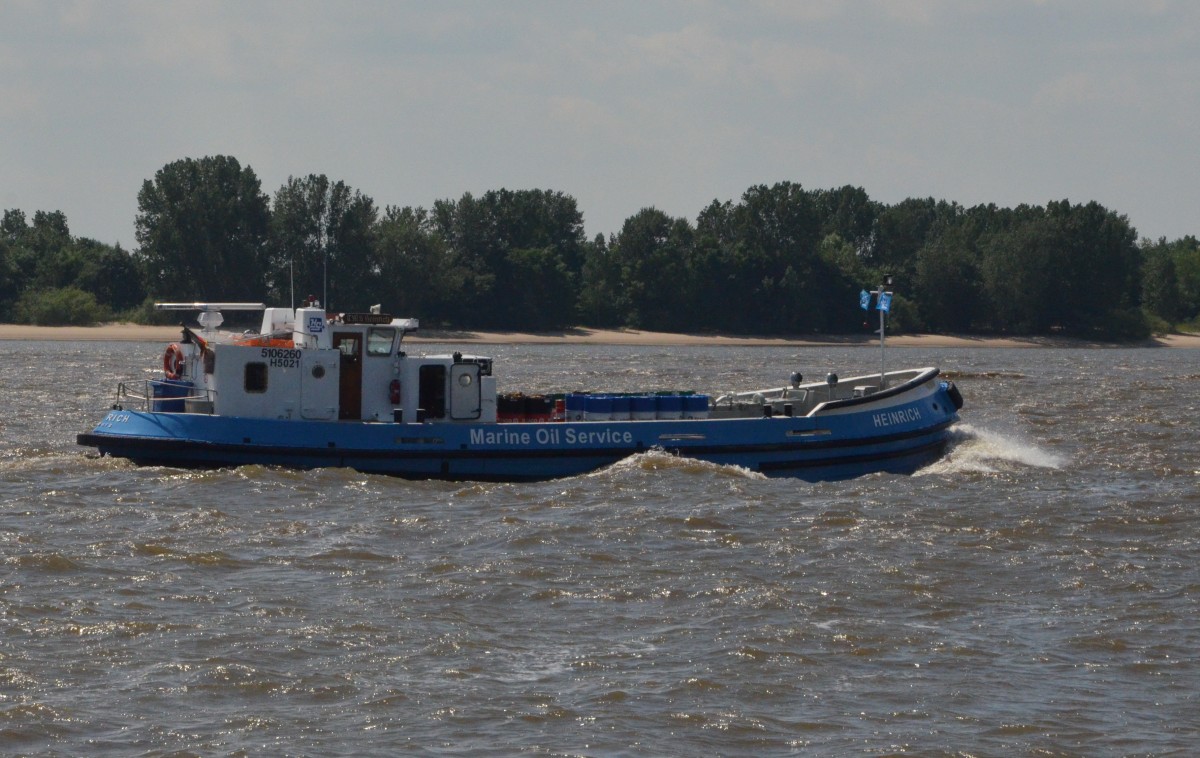 Heinrich, ein Tankschiff, Marine Oil Service-Schiff, Heimathafen Hamburg. IMO: 5106260 H5021, in Wedel auslaufend am 06.06.2014 beobachtet. L;20m, B;5m, T;1,80m.
