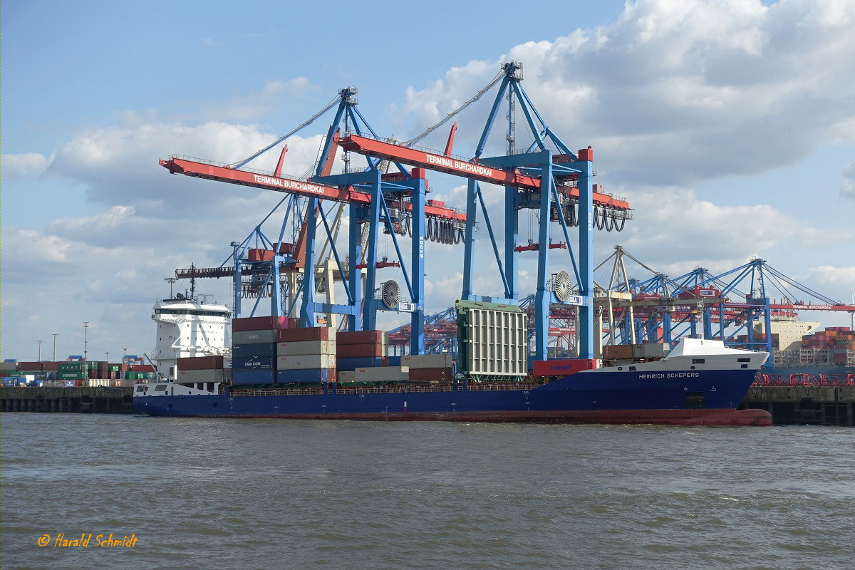 HEINRICH SCHEPERS (IMO 9584475) am 21.8.2019, Hamburg, Elbe, Terminal Burchardkai, Liegeplatz Athabaskakai / 
Feederschiff / BRZ  10.318 / Lüa 151,74 m, B 23 m, Tg 8 m / 1 Diesel, MAN-B & W 8L48 / 60, 9.000 kW (12.240 PS), 18 kn / 1.036 TEU, 250 Reeferplätze / gebaut 2012 in China  / Eigner: HS Schiffahrt, Haren Ems, D / Flagge: Zypern, Heimathafen: Limassol / 
