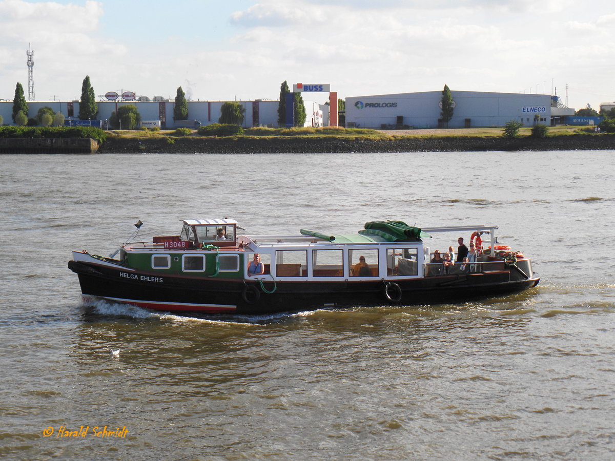 HELGA EHLERS (H 3048) am 16.8.2016, Hamburg, Elbe Höhe Landungsbrücken /
Ex-Name: HANS-HERMANN bis 2010 /
Rundfahrtbarkasse / Lüa 15,44 m, B 3,8 m, Tg 1,3 m / 1 Diesel, MB, 97 kW (132 PS) / zugel. 50 Fahrgäste / gebaut 1921 bei Jastram, HH-Bergedorf / 2010 Umbau zum sinksicheren Schiff bei Feltz in HH-Finkenwerder /
