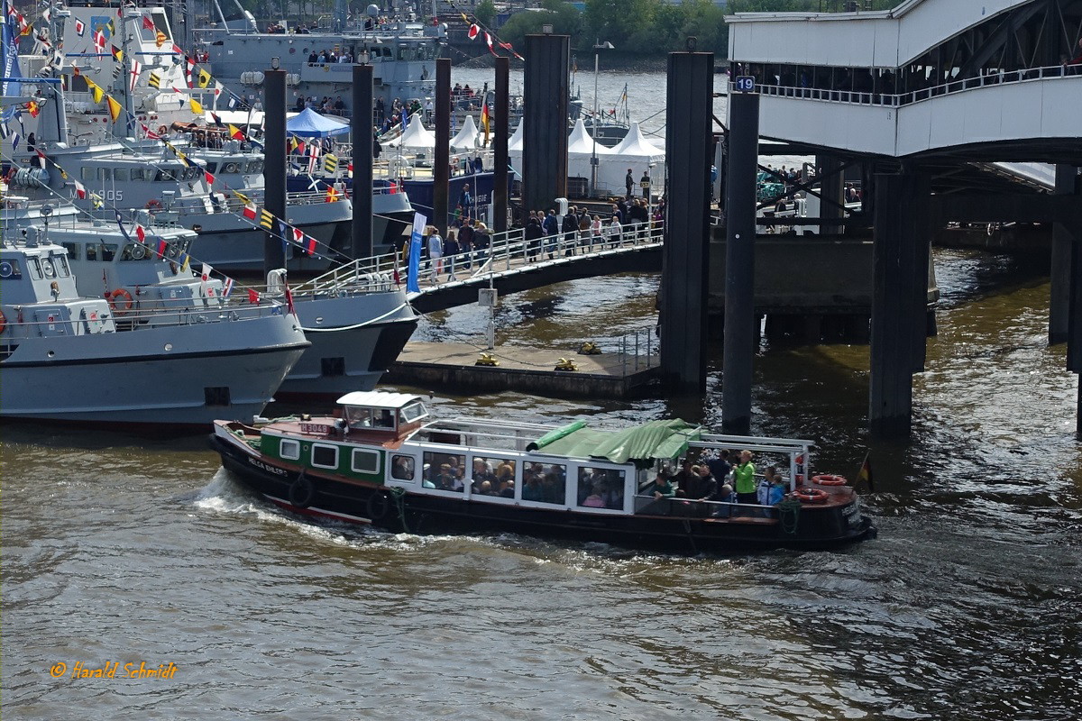 HELGA EHLERS (H 3048) am 11.5.2019 (Hafengeburtstag), Hamburg, Elbe, Innenkante Überseebrücke /
Ex-Name: HANS HERMANN /
Barkasse / Lüa 15,4 m, B 3,8 m, Tg  m / Zul. 50 Pers. / 1 Diesel, MB, 97 kW (132 PS), gebaut 1921 bei Jastram, HH-Bergedorf / 2010 umgebaut nach EU-Sinksicherheitsvorschrift  bei Feltz, HH-Finkenwerder  /
