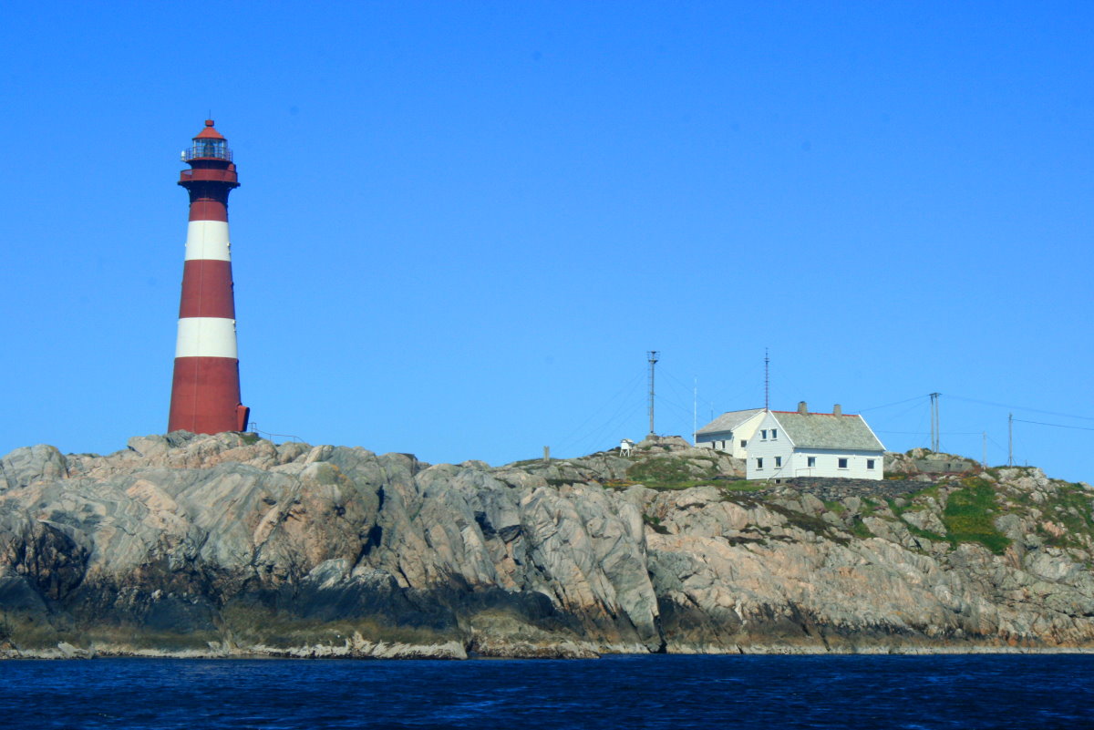 Hellisøy fyr. Der Leuchtturm auf der Insel Fedje wurde 1855 in Betrieb genommen und ist 32,3 m hoch; 14.06.2009