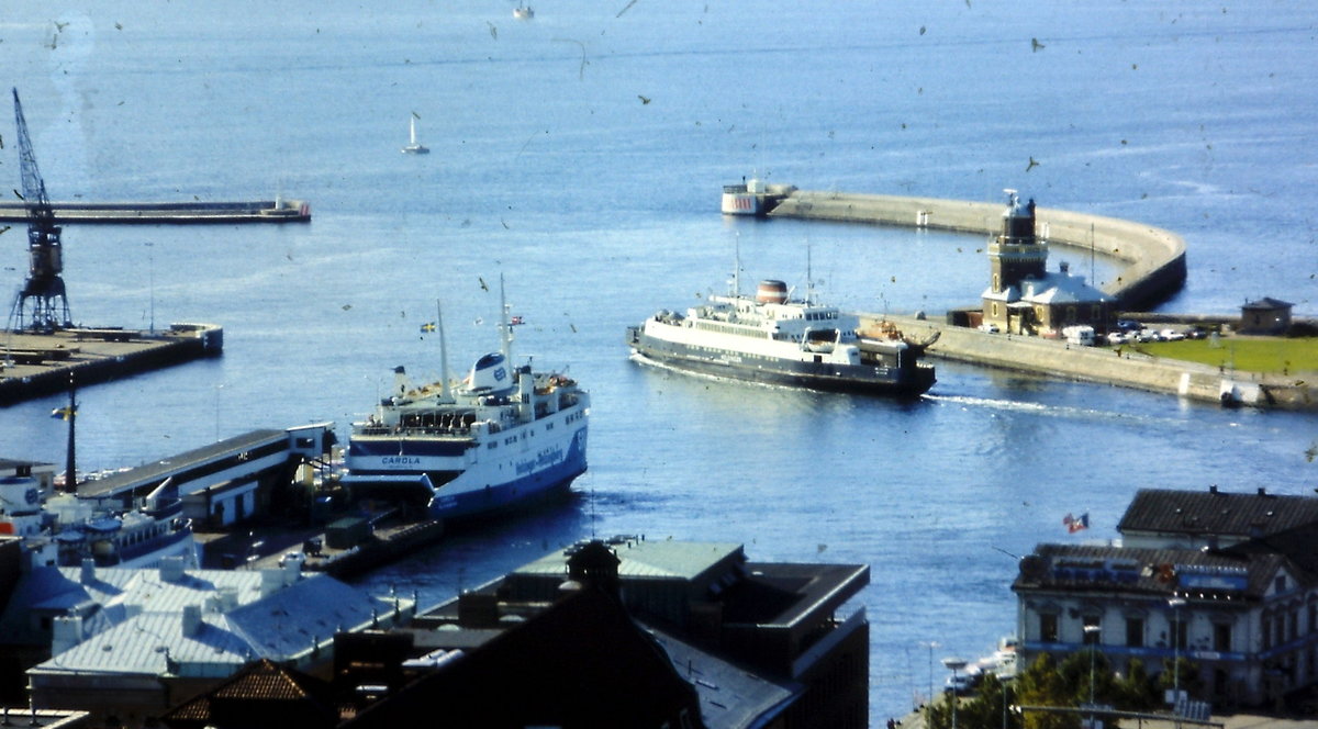 Helsingborg Fährhafen in den achtziger Jahren. Fotografiert von der Festung Kärnan aus. Rechts die M/F Helsingör der DSB, links die M/F Carola der Scandinavia Ferry Lines.