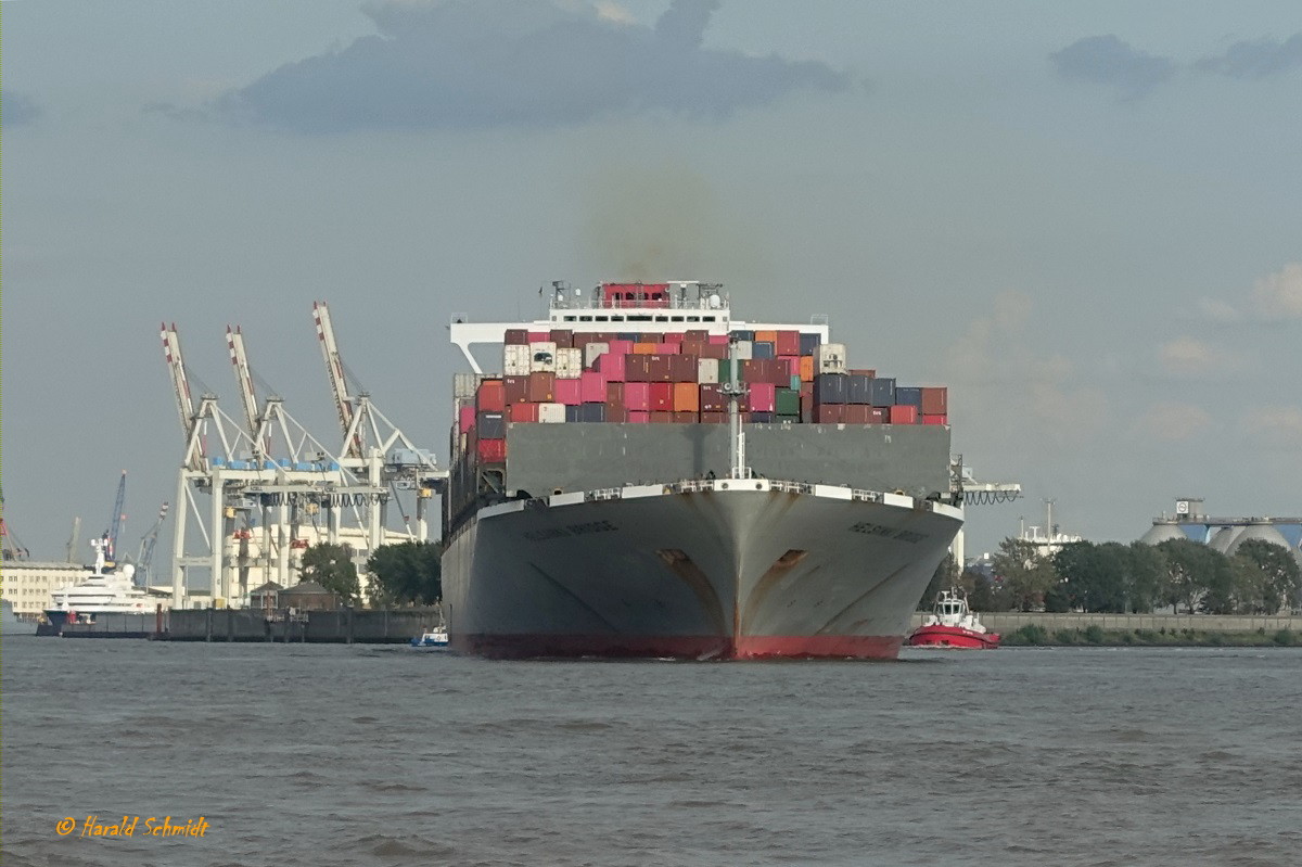 HELSINKI BRIDGE (IMO 9588081) am 14.8.2019, Hamburg auslaufend, kommt hier aus dem Köhlbrand in die Elbe /

Containerschiff / BRZ 96.801 / Lüa 334,55 m, B 45,6 m, Tg 14,5 m / 1 Diesel, MAN-B & W 9K98MC  51.480 kW (70.000 PS), 24,5 kn / 8.930 TEU, 800 Reeferplätze / gebaut: 2012 in Japan / Eigner: K-Line, Tokio / Flagge + Heimathafen: Panama / 