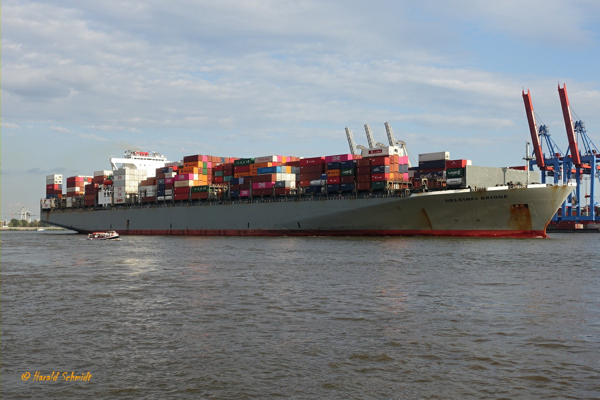 HELSINKI BRIDGE (IMO 9588081) am 14.8.2019, Hamburg auslaufend, Elbe Höhe Övelgönne /

Containerschiff / BRZ 96.801 / Lüa 334,55 m, B 45,6 m, Tg 14,5 m / 1 Diesel, MAN-B & W 9K98MC  51.480 kW (70.000 PS), 24,5 kn / 8.930 TEU, 800 Reeferplätze / gebaut: 2012 in Japan / Eigner: K-Line, Tokio / Flagge + Heimathafen: Panama / 