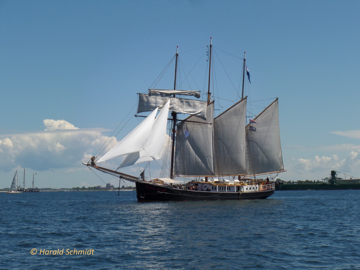 HENDRIKA BARTELDS am 25.6.2014 auf der Kielet Förde /
Dreimastgaffeltopsegelschoner / Lüa 49 m, B 6,65 m, Tg 2,8 m / Segelfläche: 645 m² / 1 Diesel, 300 kW, 408 PS / 1918 in Vlaardingen (NL) als Heringslogger gebaut /
