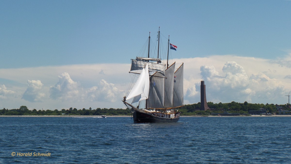 HENDRIKA BARTELDS am 25.6.2014 auf der Kielet Förde /
Dreimastgaffeltopsegelschoner / Lüa 49 m, B 6,65 m, Tg 2,8 m / Segelfläche: 645 m² / 1 Diesel, 300 kW, 408 PS / 1918 in Vlaardingen (NL) als Heringslogger gebaut /
