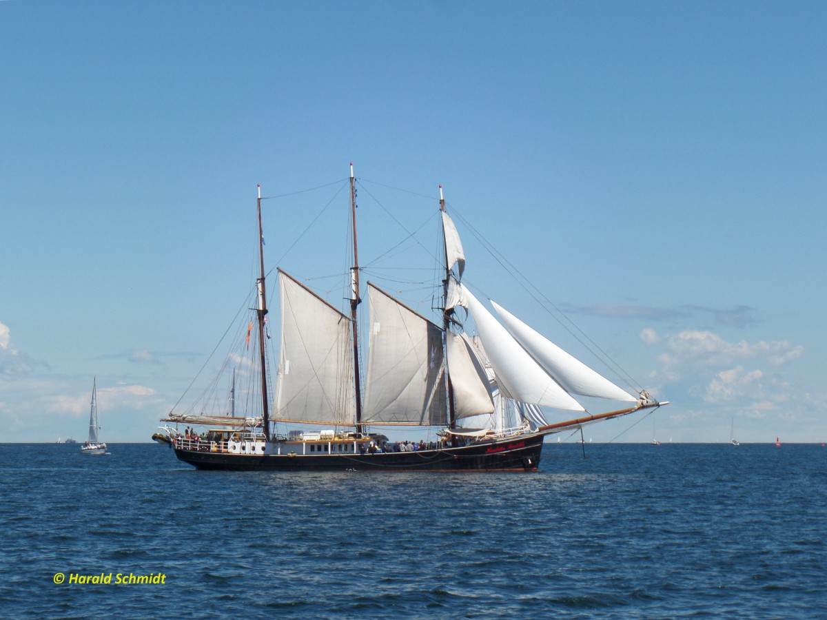 HENDRIKA BARTELDS am 25.6.2014 auf der Kielet Förde /
Dreimastgaffeltopsegelschoner / Lüa 49 m, B 6,65 m, Tg 2,8 m / Segelfläche: 645 m² / 1 Diesel, 300 kW, 408 PS / 1918 in Vlaardingen (NL) als Heringslogger gebaut /
