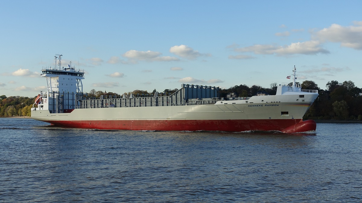 HENNEKE RAMBOW (IMO 9354430) am 30.10.2019, Hamburg einkommend, Elbe, Höhe Övelgönne /

Feederschiff, Open-Top  / BRZ 9.981 / Lüa 134,44 m, B 22,5 m, Tg 8,71 m / 1 Diesel, MaK 9M43C,  8.400 red. 7950 kW (11.421 red. 10.812 PS), 18,5 kn / 868 TEU, davon 232 Feeder Points  / 2007 bei Sietas, HH-Neuenfelde / Eigner: Rambow, Drochtersen/Assel, D, Flagge Deutschland, Heimathafen Hamburg  / 
