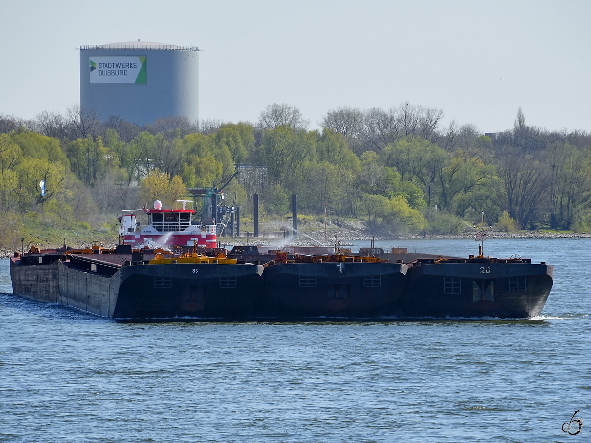 HERKULES II (ENI: 1820014) schiebt sechs Leichter den Rhein entlang. (Duisburg, April 2021)