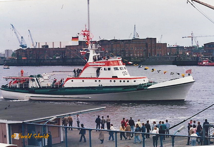 HERMANN RITTER im Mai 1986 (Hafengeburtstag), Hamburg, Elbe vor den Landungsbrücken (scan vom Foto)  / 
Seenotkreuzer der 44-m-Klasse / Lüa 44,2 m,  B 8,05 m, Tg 2,58 m / 3 Diesel, ges. 5.296 kW (7.200 PS), 25 kn / gebaut 1977 bei Schweers, Bardenfleth für DGzRS / 2007 verkauft nach China, SÜDSEE-KONTROLLSCHIFF NR. 1 / 
