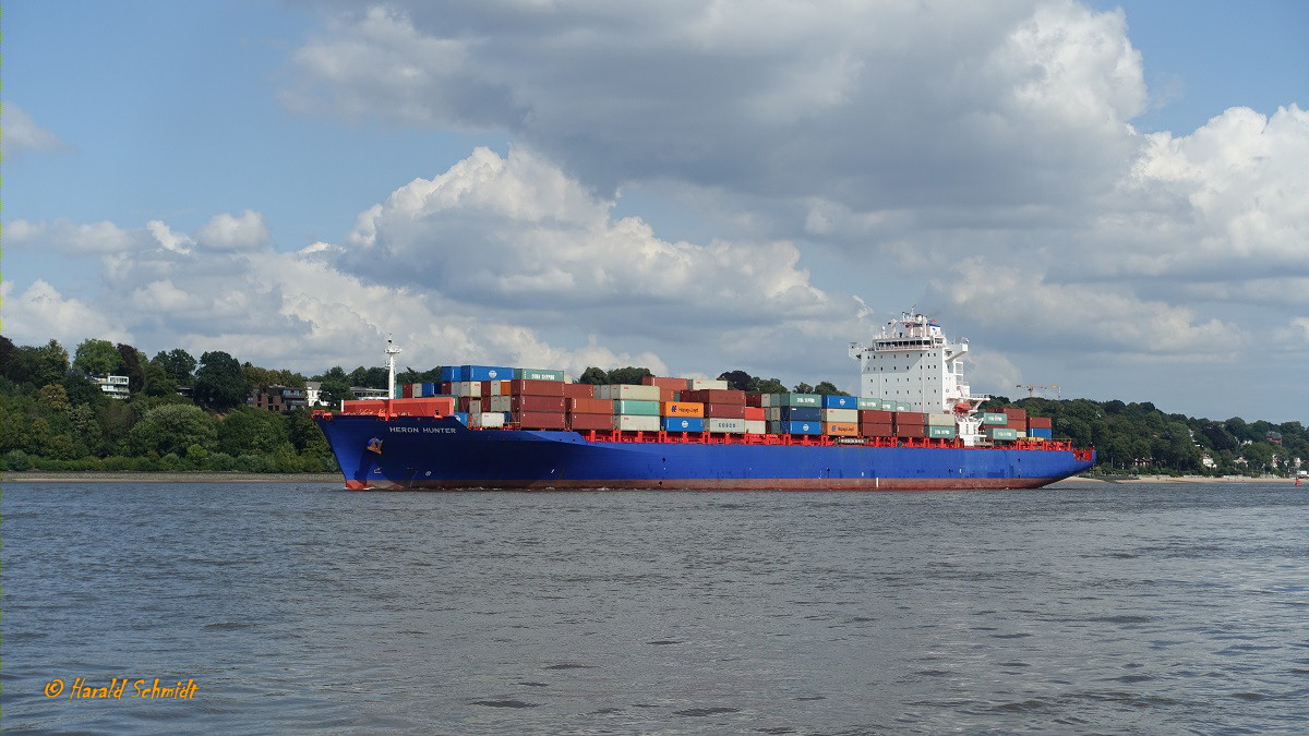 HERON HUNTER  (IMO 9440801) am 21.8.2019, Hamburg auslaufend, Elbe Höhe Övelgönne /

Ex-Namen: CAP HARVEY bis 2017,  CPO RICHMOND bis 05.2009 /

Containerschiff / BRZ 41.358 /  Lüa 262,06 m, B 32,2 m, Tg 12,5 m, / 1 Diesel, Wärtsilä 8RTA82C, 36.160 kW (49.178 PS), 24,1 kn / TEU 4.255, 560 Reeferplätze  / 05.2009 bei Hyundai, Süd Korea / Flagge: Liberia,  Heimathafen: Monrovia  / Eigner: Claus-Peter Offen Reederei, Operator: Delphis N.V. Antwerpen /
