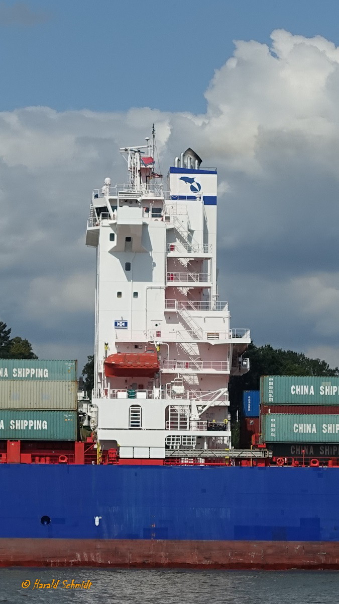 HERON HUNTER  (IMO 9440801) am 21.8.2019, Hamburg auslaufend, Elbe Höhe Övelgönne, Schornsteinmarke: Delphis N.V. Antwerpen  /

Ex-Namen: CAP HARVEY bis 2017,  CPO RICHMOND bis 05.2009 /
 
Containerschiff / BRZ 41.358 /  Lüa 262,06 m, B 32,2 m, Tg 12,5 m, / 1 Diesel, Wärtsilä 8RTA82C, 36.160 kW (49.178 PS), 24,1 kn / TEU 4.255, 560 Reeferplätze  / 05.2009 bei Hyundai, Süd Korea / Flagge: Liberia,  Heimathafen: Monrovia  / Eigner: Claus-Peter Offen Reederei, Operator: Delphis N.V. Antwerpen /
