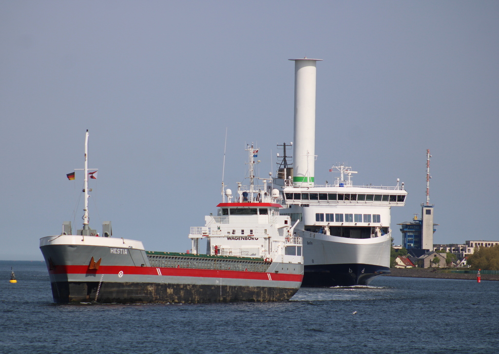 Hestia auf dem Seeweg von Szczecin nach Rostock beim Einlaufen im Rostocker Überseehafen.30.04.2024