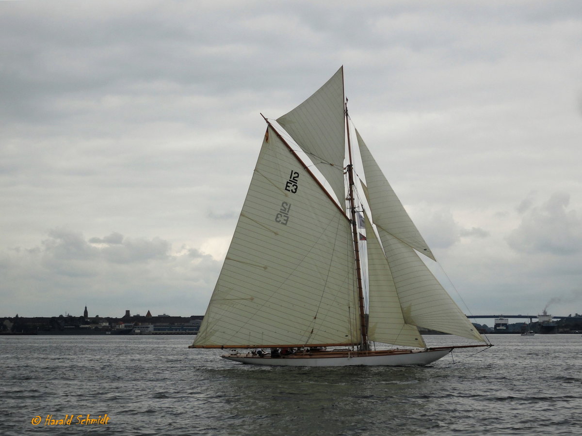 HETI 12/E3 am 19.6.2012 als Regattabegleitboot auf der Kieler Förde /
12 m Renn-Yacht  / Lüa 18,6 m, B 3,5 m, Tg 2,8 m / Takelung. Gaffelkutter mit durchgehendem Stengemast und Klüverbaum  / 1 Diesel VW-Marine, TDI 100-5, 75 kW ((100 PS) / gebaut 1912 bei Oertz, HH-Neuhof / weitere Angaben unter HETI 12/E3 /
