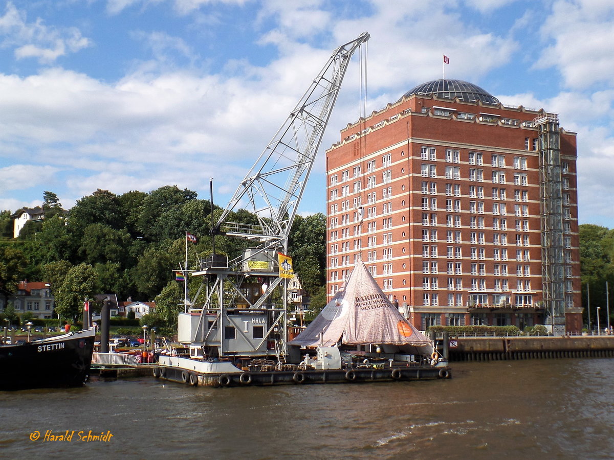 HHLA I am 4.8.2017, Hamburg, Elbe, Museumshafen Övelgönne /

Schwimmkran / BRT 375 / Lüa 26,47 m, B 15,1 m, Tg 1,4 m / 2 MWM-Diesel, je 154 PS, 2 Prop. / Ausleger: Hubhöhe max. 32,1 m, Ausladung: max. 17,4 m / Tragfähigkeit bei:  5 m Ausladung 30 t, bei 17 m Ausladung 10 t, Deckslast 100 t / 1928 bei Deutsche Werft, Hamburg, Krantyp: Kampnagel Dreh- Wippkran / Eigner+Betrteiber: Hamburg Museum, Museumshafen Övelgönne /
