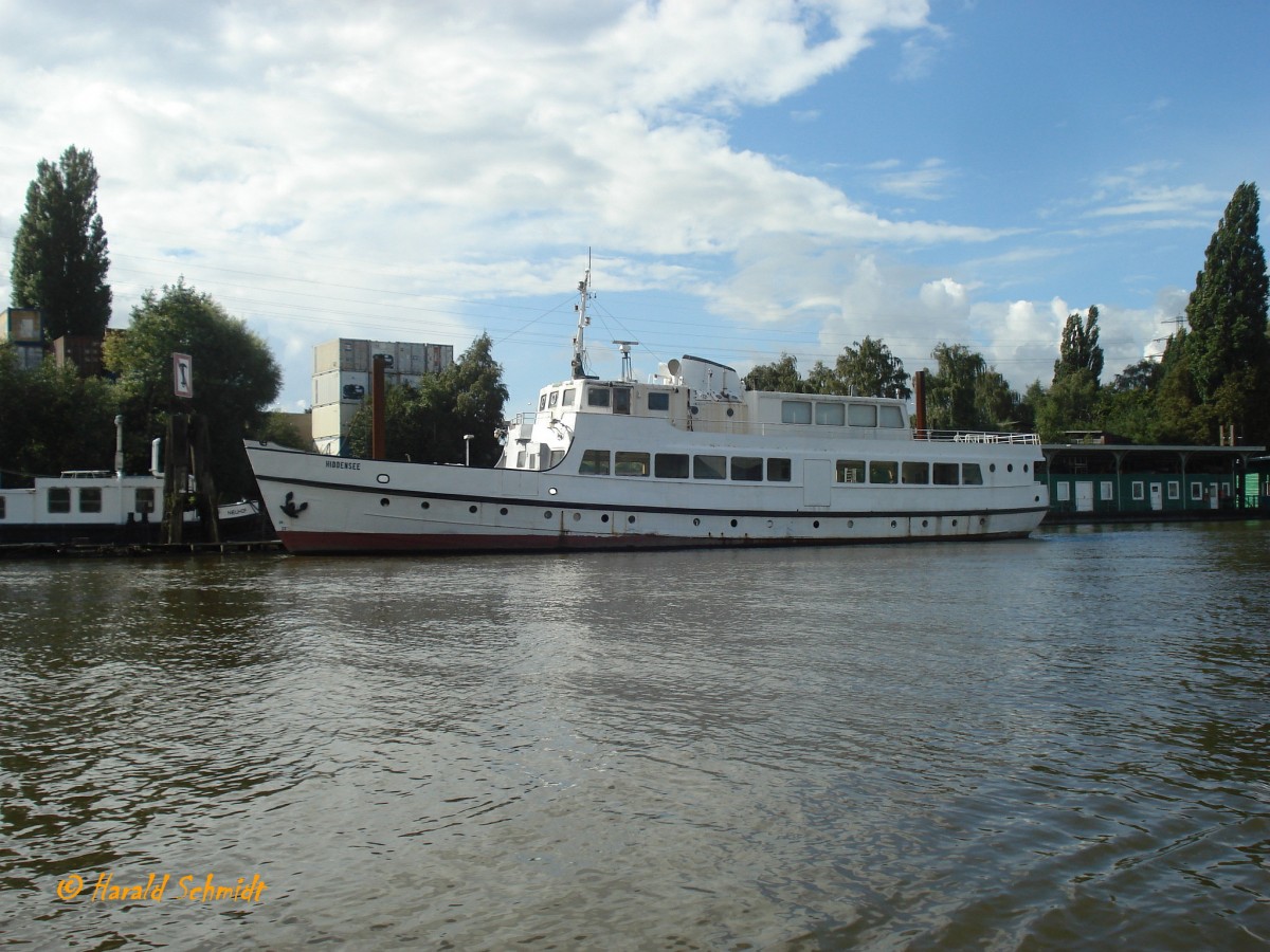 HIDDENSEE (IMO 8844086) am 28.8.2010, Hamburg, im Reiherstieg /
Ex-Name: INSEL HIDDENSEE (1935-2008)
Passagierschiff /  BRZ 455 / Lüa 33,54 m, B 7,05 m, Tg 2,16 m / 2 Diesel, ges. 243 kW (330 PS), 1965 Neumotorisierung, ges. 330 kW (450 PS), 2 Propeller, 10,5 kn / gebaut 1935 auf der Neptun-Werft, Rostock /  Eigner: 1935-1957, Genossenschaft Hiddensee, Hiddensee, 1957-1990, VEB Weiße Flotte, Stralsund, 1990-1994, Weiße Flotte, Stralsund, 2008- , Tollerort TV & Film /
