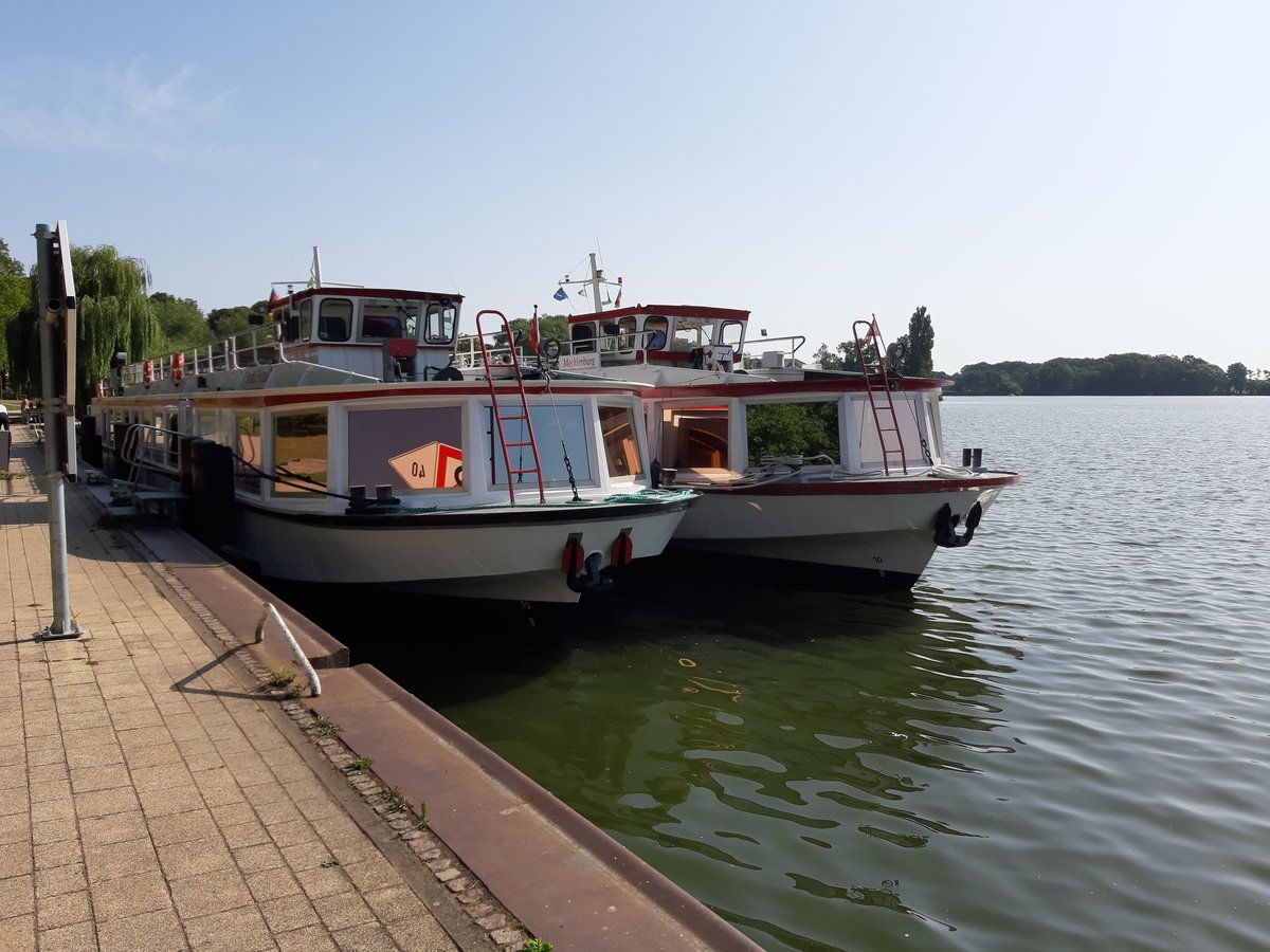 Hier 2 Fahrgastschiffe für Hafenrundfahrten auf der Müritz, links die  Stadt Röbel  und rechts die  Mecklenburg . Aufgenommen am 24.04.2019 in Röbel.