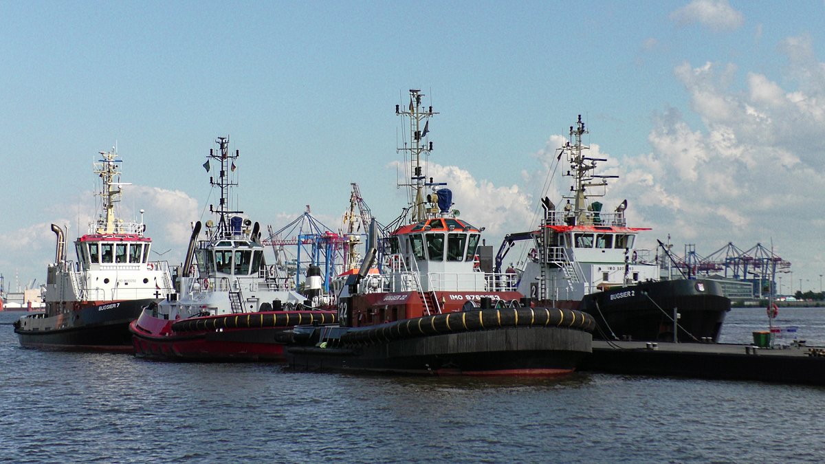 Hier ist die Schlepperbrücke in Neumühlen/Övelgönne zusehen. Die Schlepper Bugsier 22 (vorne), Bugsier 2 (rechts), Bugsier 14 (hinten) und die Bugsier 7 und ZP Bison (links) warten hier im Juli 2017 auf ihren nächsten Job.