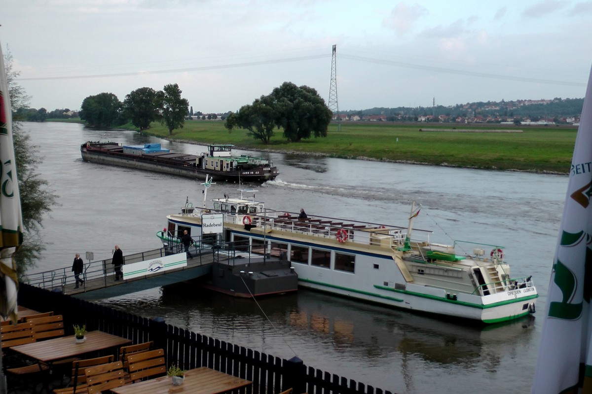 Hier wird MS Lilenstein von Labe 10 berholt  am Anleger Radebeul West. 21.09.2013 17:32 Uhr.