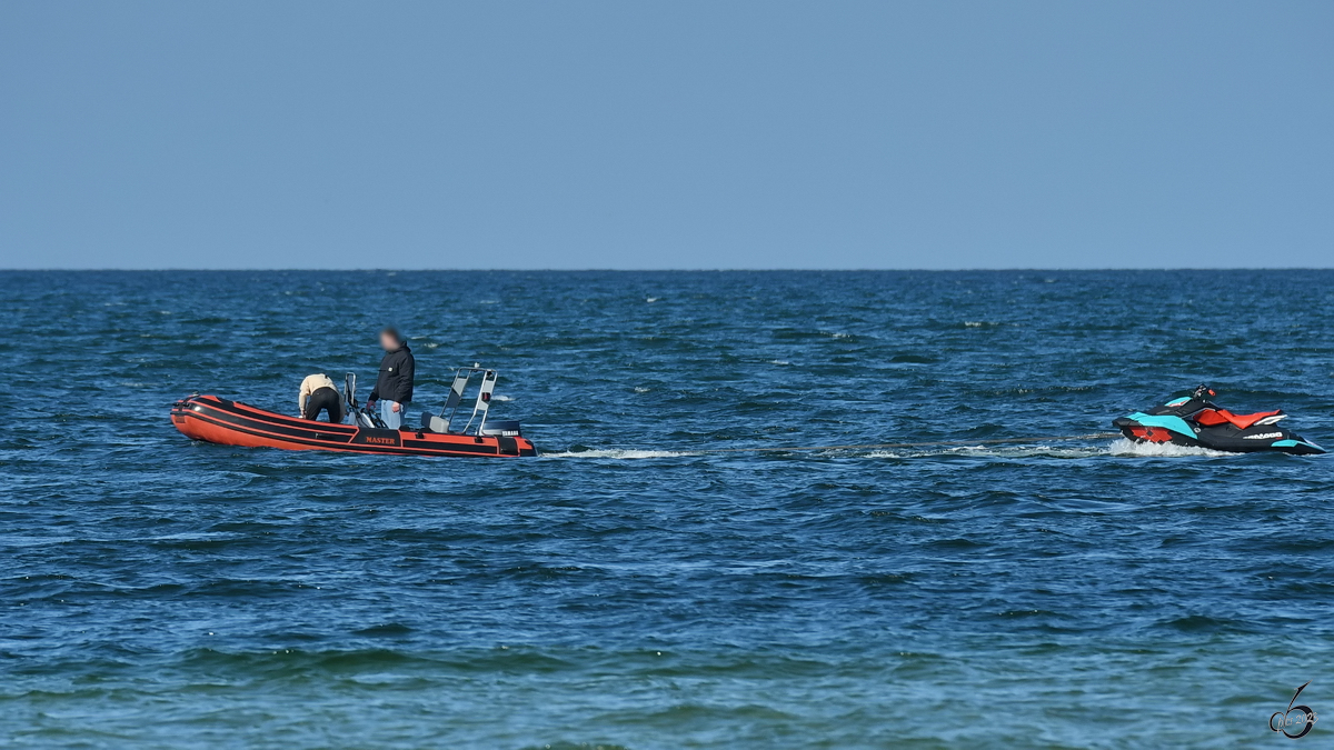 Hier wird wohl ein Jetski abgeschleppt. (Priwall, Mai 2023)