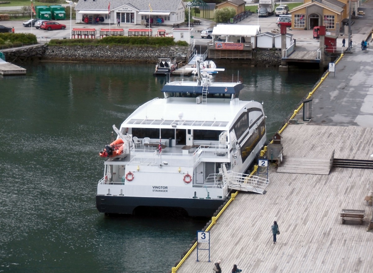 High Speed Fährschiff  Vingtor  am 12.05.15 am Anleger in Flam (NOR)