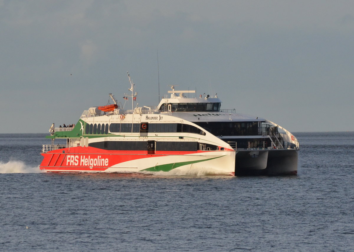 High-Speed-Schiff  Halunder Jet  Baujahr April 2018, Länge 56,40 m, Breite 14,00 m, Tiefgang 2,50 m,Max. Geschwindigkeit 35,00 kn, Passagiere 680. IMO 9825295, Läuft von Helgoland kommend gerade Cuxhaven am 26,09,2018 an.