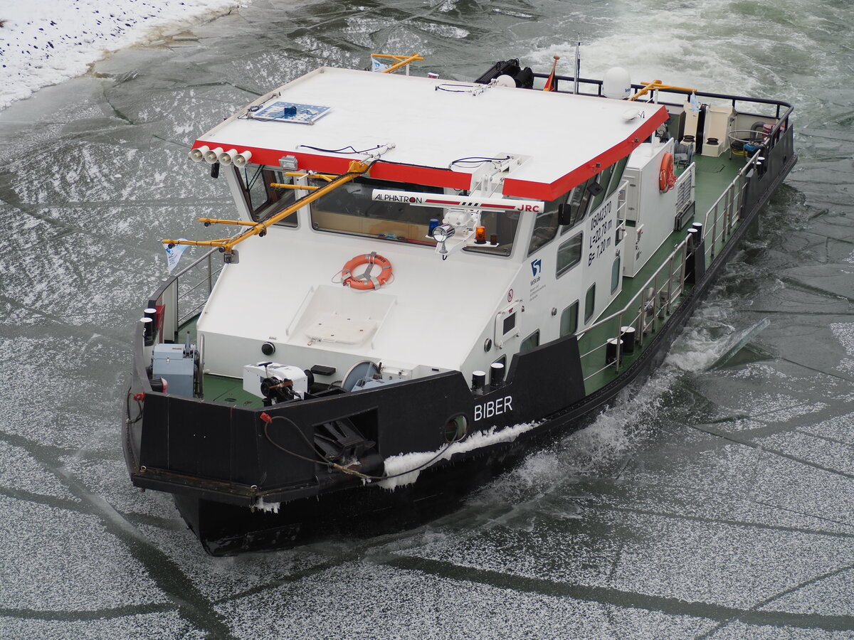 Hilfseisbrecher Biber schiebt sich durch den Elbeseitenkanal im Febr.2021 und bricht das Eis.WSA Elbe Foto Eisbrecherarchiv Mineif