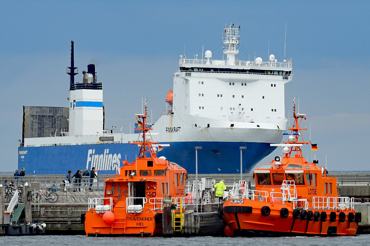 Hinter den Lotsenversetzbooten TRAVEMÜNDE und STEIN kommt das Finnlines-Ro/Ro-Frachtschiff FINNKRAFT der Nordermole nah. Lübeck-Travemünde 16.05.2020