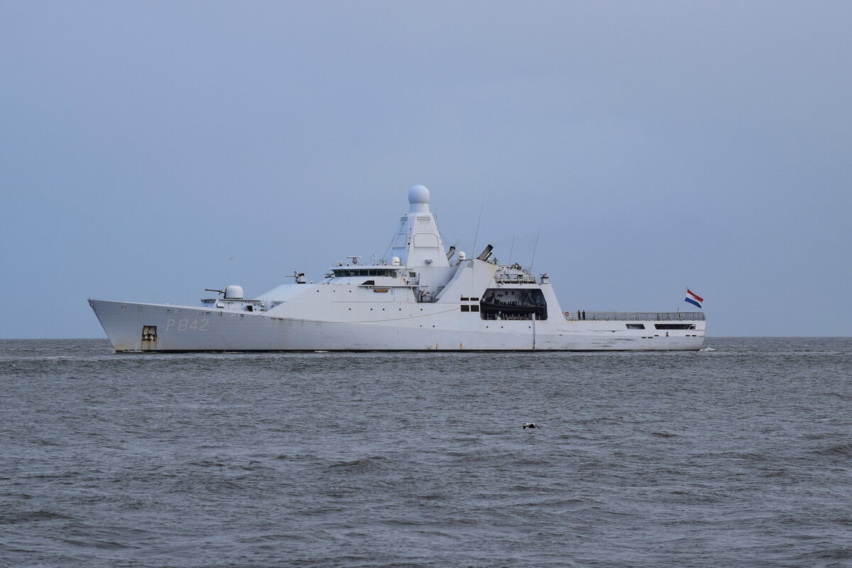 HNLMS Friesland (P842) , MMSI 245838000 , Offshore-Patrouillenschiff , 108 x 16 m , Cuxhaven , 08.11.2021