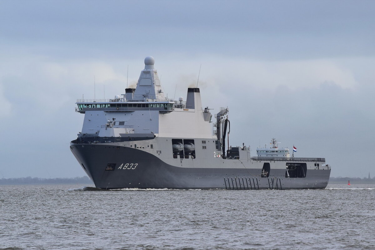 HNLMS Karel Doorman (A833) , MMSI 244173000 , 190 x 30 m , Mehrzweckversorgungsschiff , 08.11.2021 , Cuxhaven 