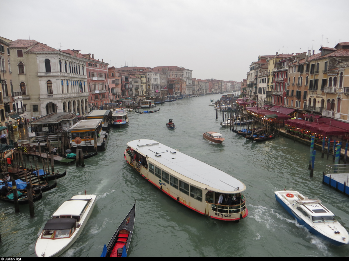 Hochbetrieb auf dem Canale Grande am 4. November 2013. Actv Vaporetto 7548 erreicht gerade die Haltestelle Rialto in Venedig.