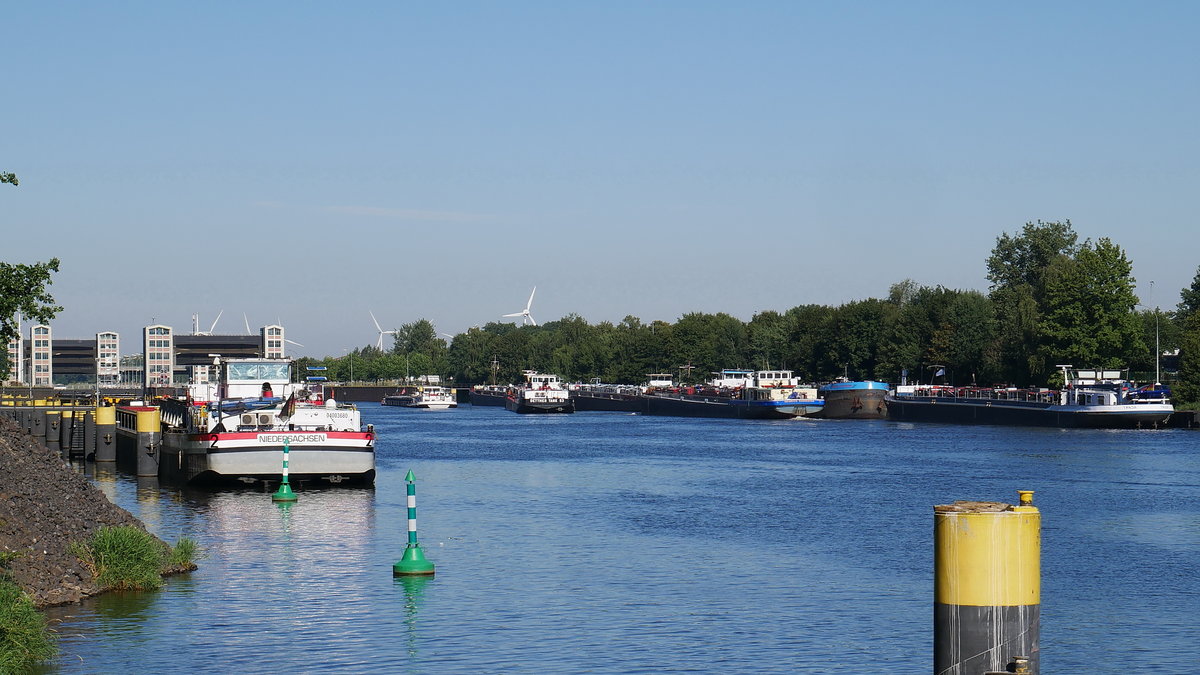 Hochbetrieb im oberen Schleusenkanal Geesthacht, sechs TMS warten darauf, zu Tal geschleust zu werden, dabei DETTMER TANK 53, HEINRICH BURMESTER, TANJA u.a.; 27.07.2018
