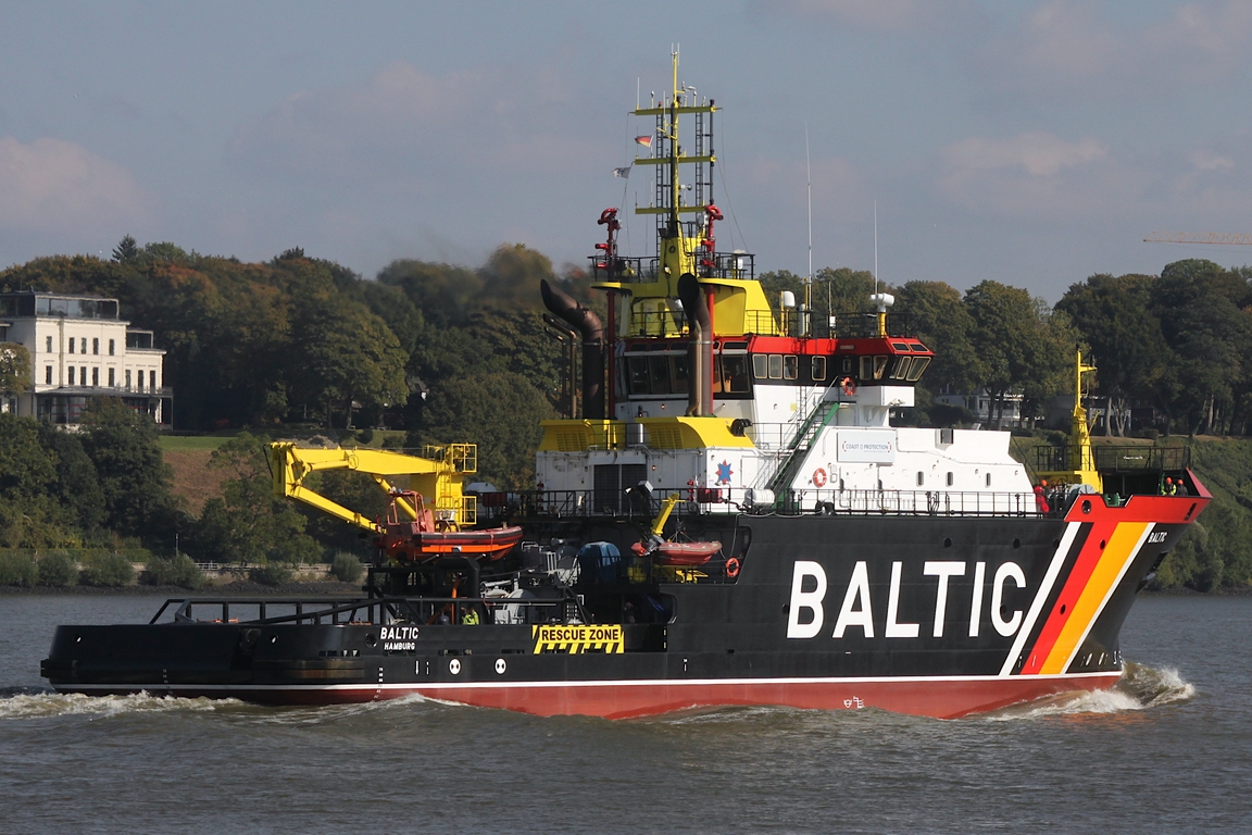 Hochsee-Bergungsschlepper BALTIC (IMO 9556026); Datum: 02.10.2025; Aufnahmeort: Elbe/Hafen Hamburg, Deutschland. Das Bild zeigt die BALTIC auf Höhe  Finkenwerder.