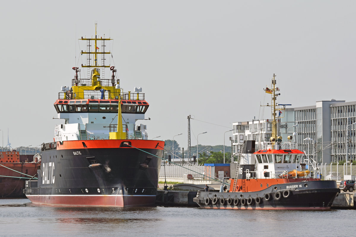 Hochsee-Bergungsschlepper BALTIC (links) am 30.08.2017 im Hafen von Rostock-Warnemünde. Rechts ist der Schlepper BUGSIER 16 zu sehen.
