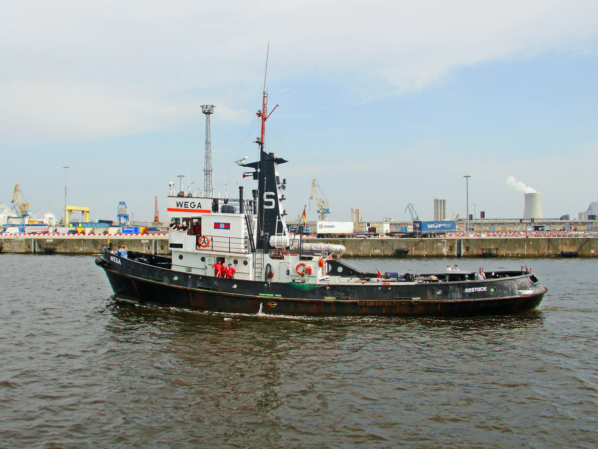 Hochsee- und Bergungsschlepper  Wega  passiert den Seehafen Rostock-Warnemünde am 30. August 2017.