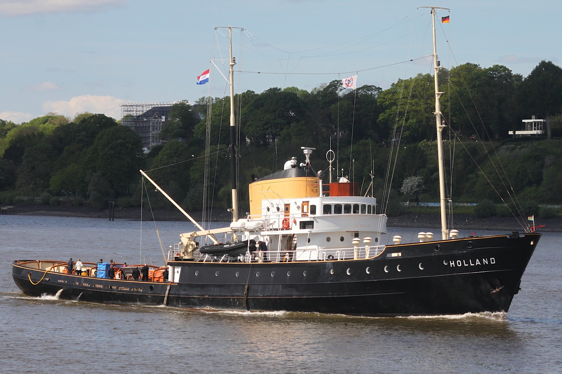 Hochseeschlepper HOLLAND (IMO 5153462); Eigner/Betreiber: Museum; Datum: 07.05.2026; Aufnahmeort: Elbe/Hafen Hamburg, Deutschland. Das Bild entstand anl�sslich des 837. Hafengeburtstages.