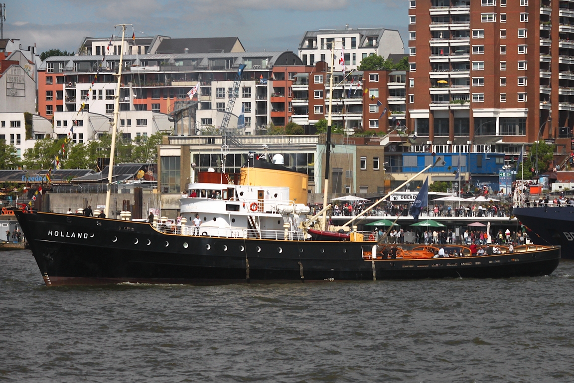 Hochseeschlepper HOLLAND (IMO 5153462); Eigner/Betreiber: Museum; Datum: 09.05.2026; Aufnahmeort: Elbe/Hafen Hamburg, Deutschland. Das Bild entstand anl�sslich des 837. Hafengeburtstages.