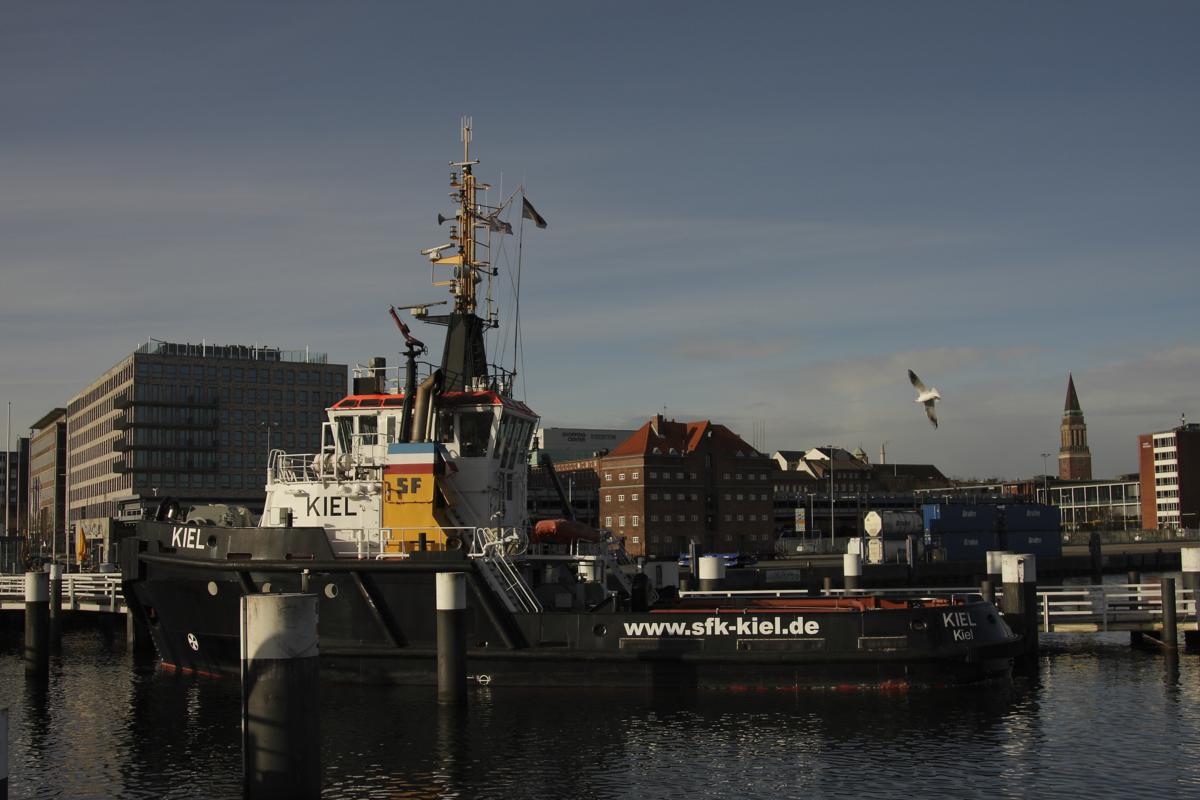 Hochseeschlepper Kiel im gleichnamigen Hafen am 10.2.2014.