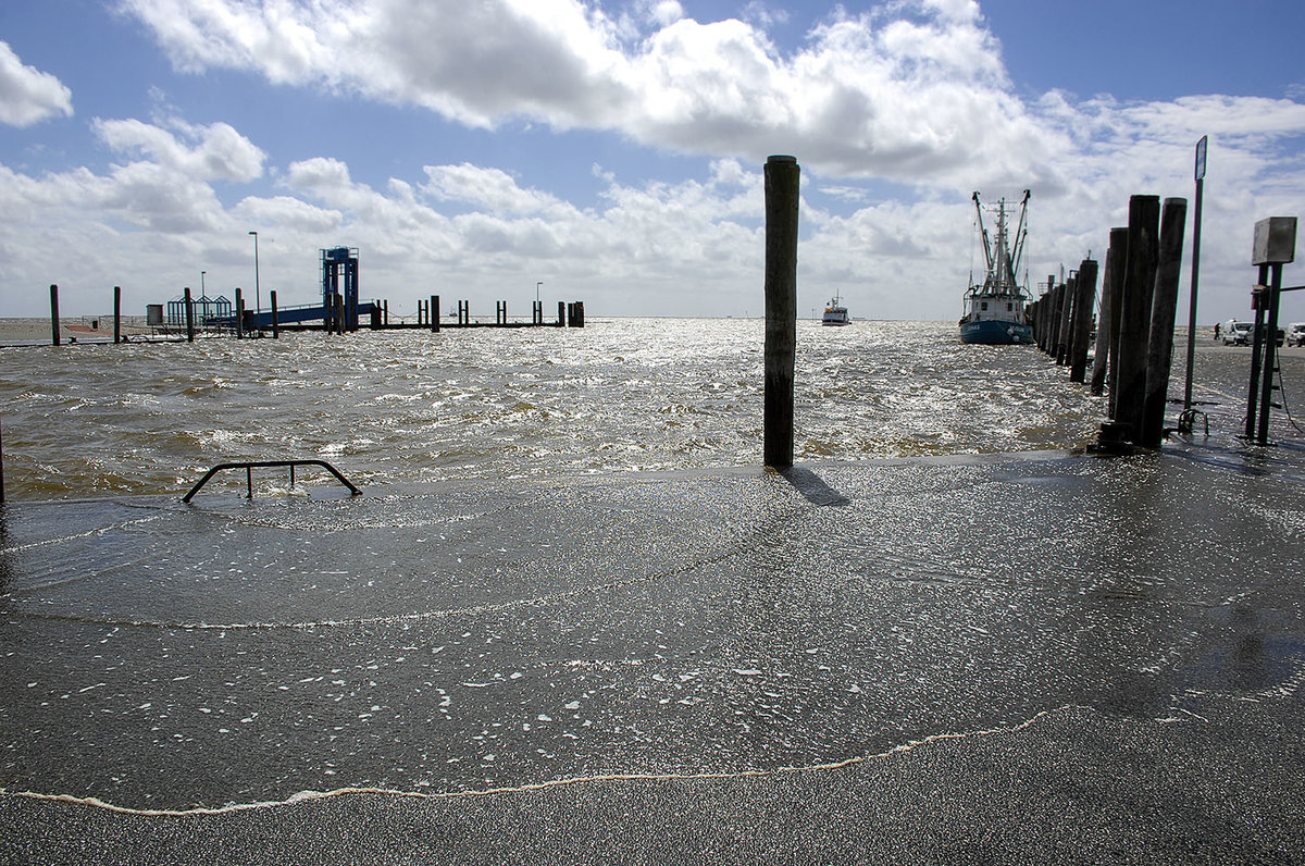 Hochwasser am Nordseehafen Schüttsiel im Kreis Nordfriesland. Schlüttsiel ist Ausgangspunkt regelmäßiger Schiffsverbindungen zu den Halligen Langeneß, Gröde und Hooge sowie – im Sommerhalbjahr – zur Insel Amrum. Aufnahme: 25. Juni 2017.