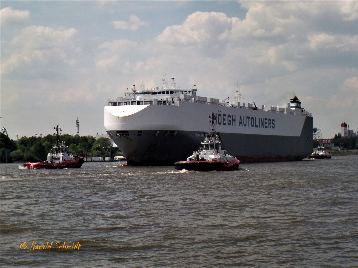 HÖEGH AMSTERDAM  (IMO 9660798) am 15.5.2018, Hamburg, Elbe Höhe Überseebrücke /
RoRo Autotransporter / BRZ 58.767 / Lüa 199,96 m, B 32,26 m, Tg 10 m / 1Diesel, MAN-B&W-HHI 7S60ME-C, 16.660 kW (22.655 PS) 20,5 kn / Kfz-Kapazität: 6.500 / 150 t-Rampe / gebaut 2013 bei Hyundai Mipo Dockyard, Ulsan, Südkorea / Eigner: Amsterdam Maritime, 
Douglas, Insel Man, UK / Manager: Stamco Ship, Piräus / Operator: Höegh Autoliners, Oslo  / Flagge: Bahamas, Heimathafen: Nassau /
