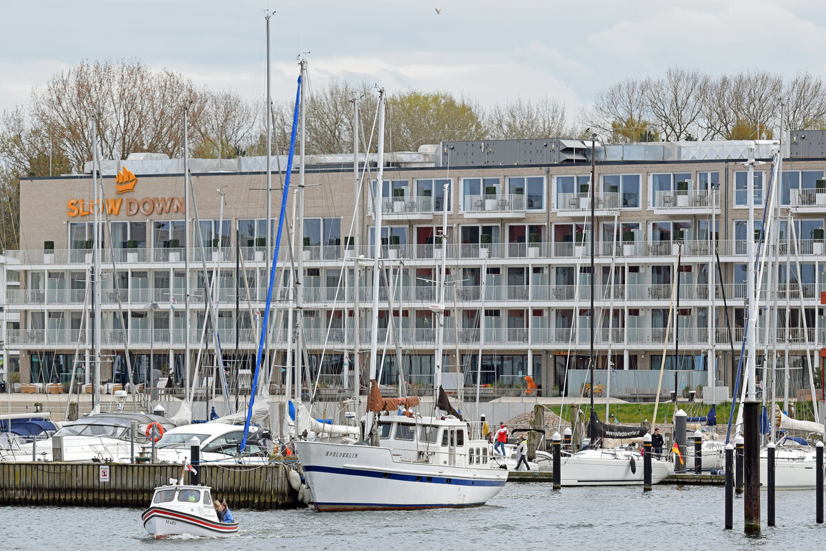 HOELDERLIN am 01.05.2022 im Hafen von Lübeck-Travemünde. Aus dem Passathafen kommt gerade MARY, Hafenmeister LYC, gefahren.