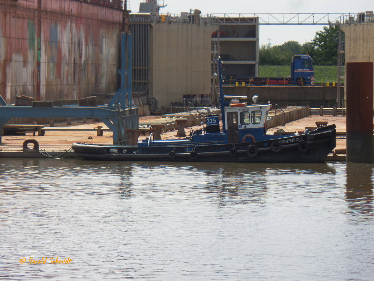 HOHEWISCH (ENI 05105980) am 16.8.2016, Hamburg Neuenfelde, Este, Pella-Sietas-Werft / 
ex-Name: HERMANN TIEDEMANN /
Werftschlepper /  Lüa 12,85 m, B 4,03 m, Tg 1,6 m / gebaut 1949 bei Sietas, HH-Neuenfelde /
