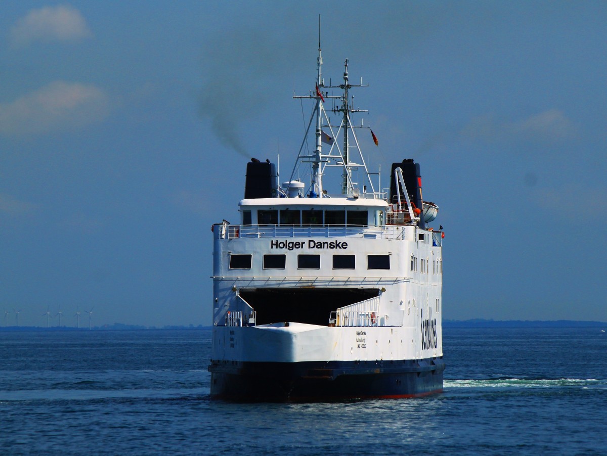 HOLGER DANSKE der Scandlines kommt am 07.06.2014 von Roedby Havn in den Hafen von Puttgarden. Nur die  Holger Danske  kann im Liniendienst zwischen Puttgarden - Rødby Gefahrguttransporte sämtlicher Klassen auf der Vogelfluglinie abdecken. Sie wurde 1976 von der Aalborg Værft A/S gebaut, ist 86mlang, 13m breit und hat einen Tiefgang von 4m. Die Maschine leistet 3200 PS und kann das Schiff auf 13kn beschleunigen.