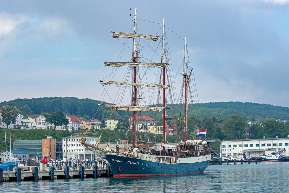 Holländischer Großsegler ATLANTIS am Anleger im Sassnitzer Hafen. - 24.05.2022

