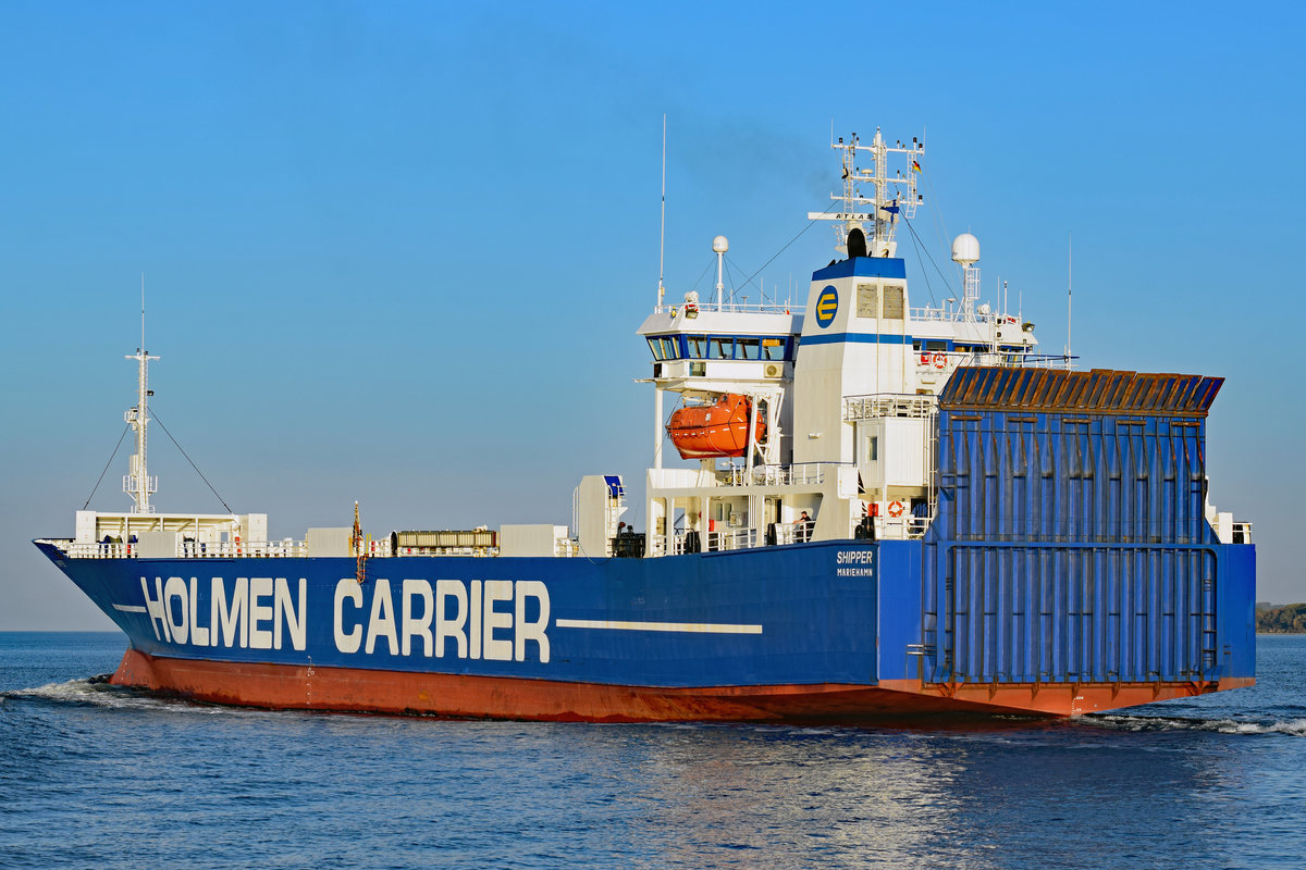 HOLMEN CARRIER  Shipper  (IMO: 8911748) am 13.10.2018 Lübeck-Travemünde verlassend. 